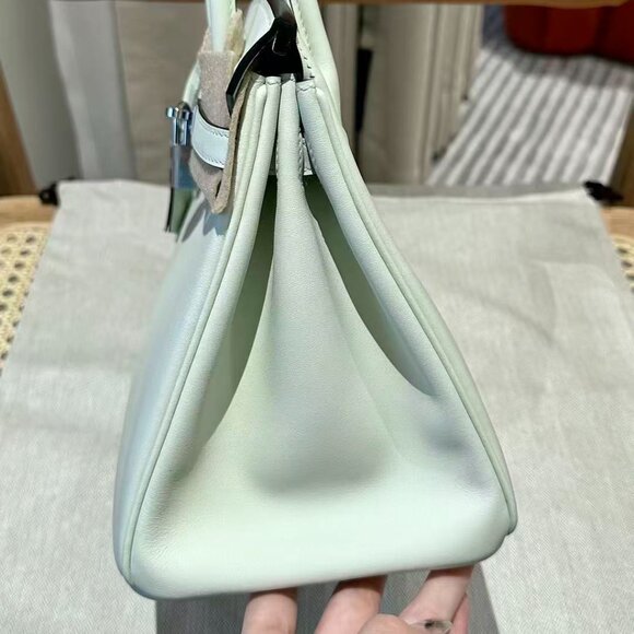 Classic Hermes Bag: A Stylish and Versatile Choice for Elegance - Picture 6 of 6